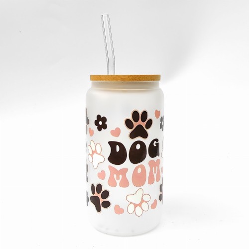 Szklanka 550 ml z bambusową pokrywką i słomką - dog mom psia mama w pastelowych kolorach w otoczeniu psich łapek - pocichutku.pl