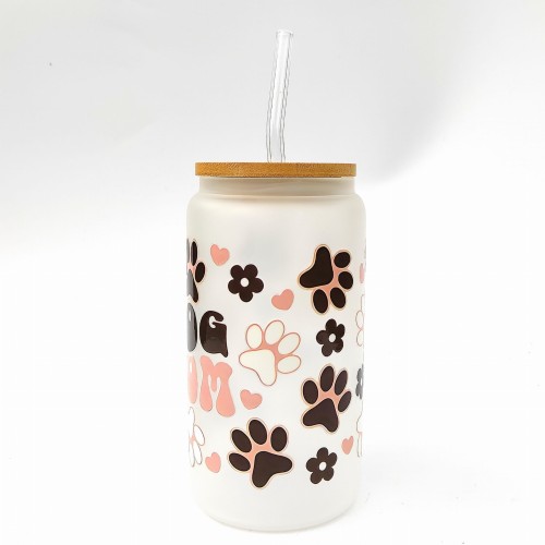Szklanka 550 ml z bambusową pokrywką i słomką - dog mom psia mama w pastelowych kolorach w otoczeniu psich łapek - pocichutku.pl