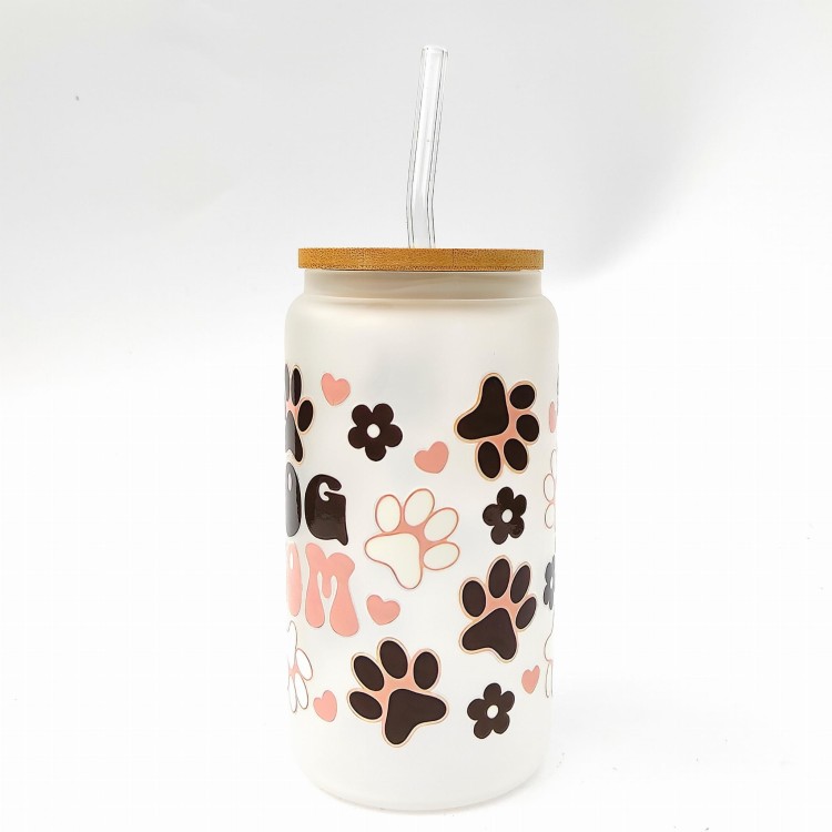 Szklanka 550 ml z bambusową pokrywką i słomką - dog mom psia mama w pastelowych kolorach w otoczeniu psich łapek - pocichutku.pl