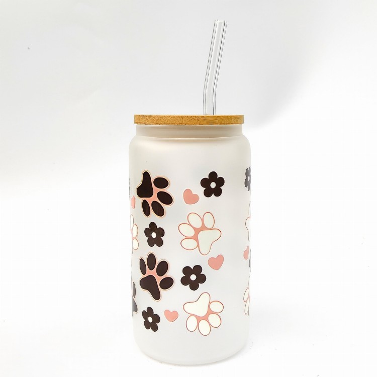 Szklanka 550 ml z bambusową pokrywką i słomką - dog mom psia mama w pastelowych kolorach w otoczeniu psich łapek - pocichutku.pl