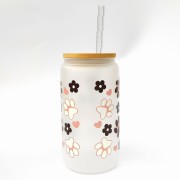 Szklanka 550 ml z bambusową pokrywką i słomką - dog mom psia mama w pastelowych kolorach w otoczeniu psich łapek - pocichutku.pl