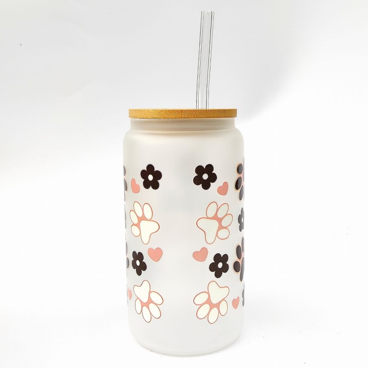 Szklanka 550 ml z bambusową pokrywką i słomką - dog mom psia mama w pastelowych kolorach w otoczeniu psich łapek - pocichutku.pl