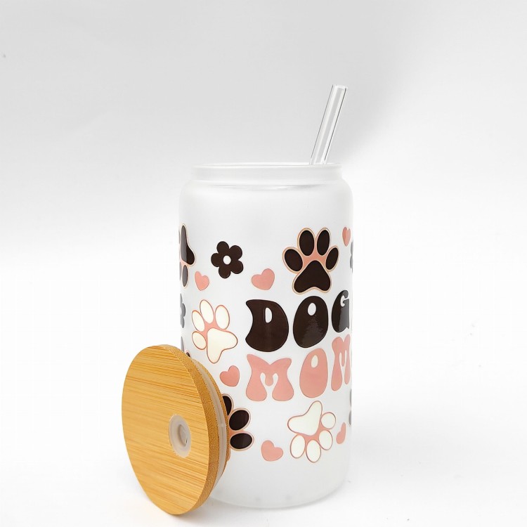 Szklanka 550 ml z bambusową pokrywką i słomką - dog mom psia mama w pastelowych kolorach w otoczeniu psich łapek - pocichutku.pl