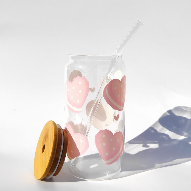 Szklanka 550 ml w bambusową pokrywką i słomką - pastelowo różowe serduszka przedłożone jak ciasteczka oreo - pocichutku.pl