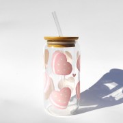 Szklanka 550 ml w bambusową pokrywką i słomką - pastelowo różowe serduszka przedłożone jak ciasteczka oreo - pocichutku.pl