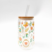 Szklanka 550 ml z bambusową pokrywką i słomką - hafty nici i igły asortyment hafciarki w pastelowych jasnych kolorach - pocichutku.pl