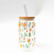 Szklanka 550 ml z bambusową pokrywką i słomką - hafty nici i igły asortyment hafciarki w pastelowych jasnych kolorach - pocichutku.pl