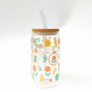 Szklanka 550 ml z bambusową pokrywką i słomką - hafty nici i igły asortyment hafciarki w pastelowych jasnych kolorach - pocichutku.pl