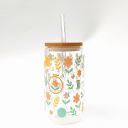 Szklanka 550 ml z bambusową pokrywką i słomką - hafty nici i igły asortyment hafciarki w pastelowych jasnych kolorach - pocichutku.pl