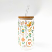 Szklanka 550 ml z bambusową pokrywką i słomką - hafty nici i igły asortyment hafciarki w pastelowych jasnych kolorach - pocichutku.pl