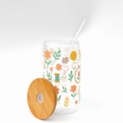 Szklanka 550 ml z bambusową pokrywką i słomką - hafty nici i igły asortyment hafciarki w pastelowych jasnych kolorach - pocichutku.pl