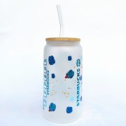 Szklanka 550 ml mleczna szkło z bambusowa pokrywką i słomką - Frozen Kraina Śniego Elsa i Olaf na mlecznym szkle z akcentem Starbucks - pocichutku.pl