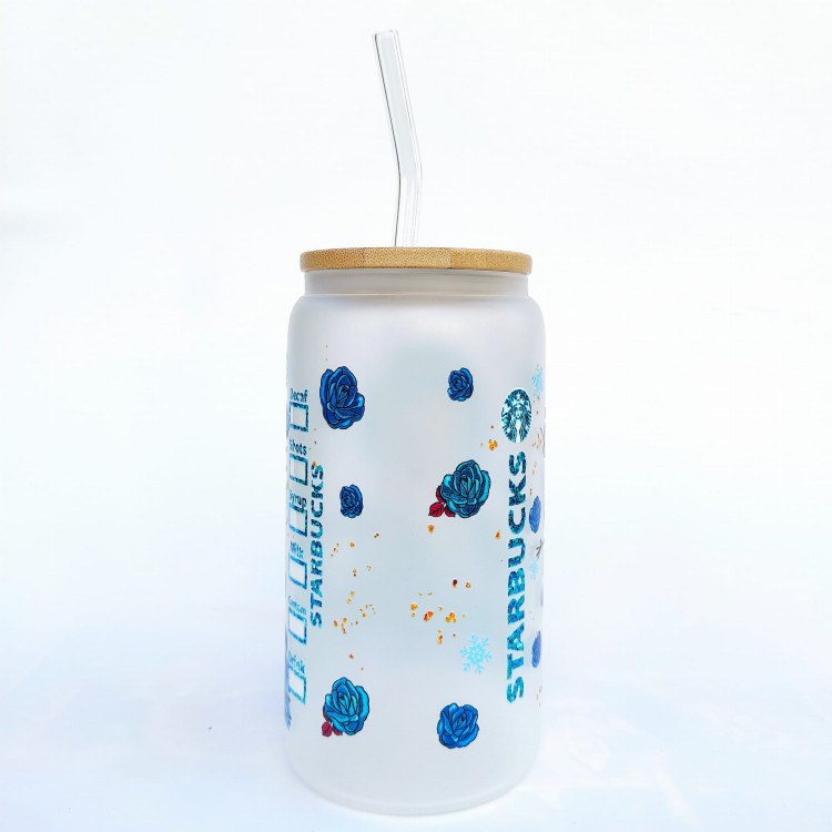 Szklanka 550 ml mleczna szkło z bambusowa pokrywką i słomką - Frozen Kraina Śniego Elsa i Olaf na mlecznym szkle z akcentem Starbucks - pocichutku.pl