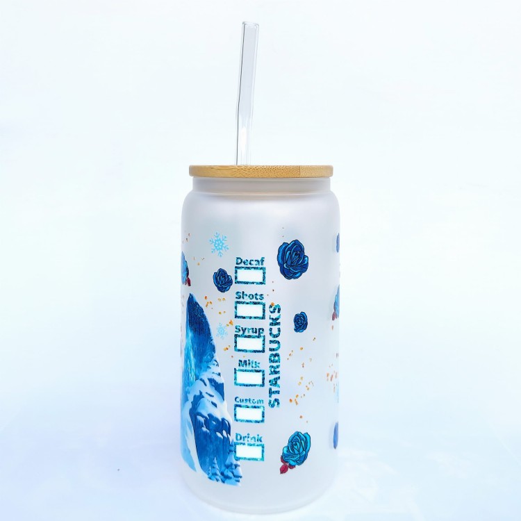 Szklanka 550 ml mleczna szkło z bambusowa pokrywką i słomką - Frozen Kraina Śniego Elsa i Olaf na mlecznym szkle z akcentem Starbucks - pocichutku.pl