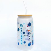 Szklanka 550 ml mleczna szkło z bambusowa pokrywką i słomką - Frozen Kraina Śniego Elsa i Olaf na mlecznym szkle z akcentem Starbucks - pocichutku.pl