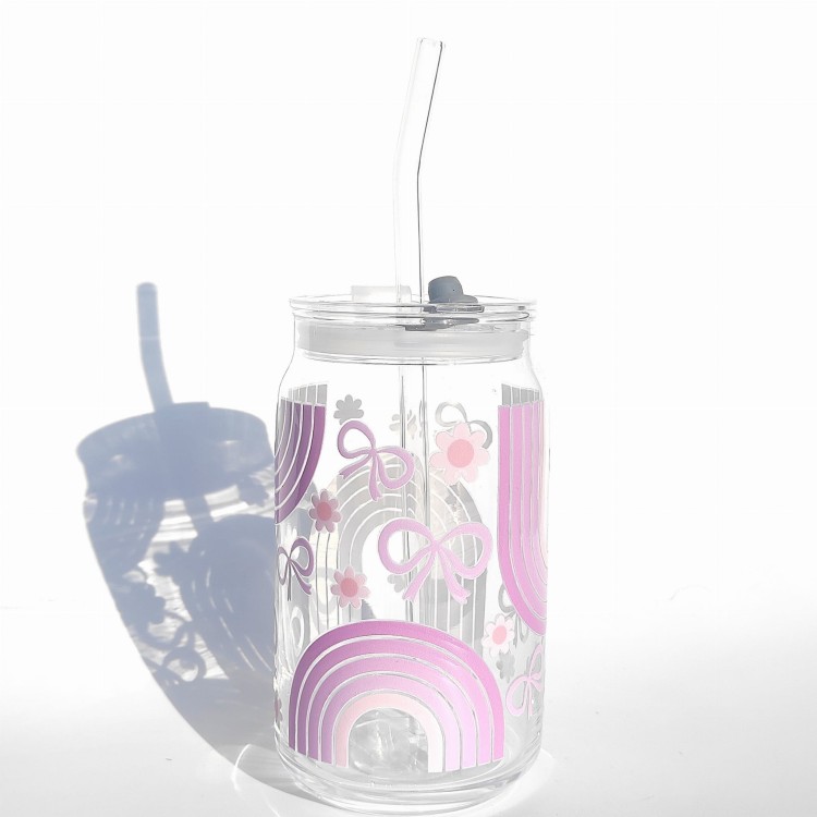 Szklanka 485 ml z plastikową szczelną pokrywką i słomką - fioletowa tęcza z kokardkami i kwiatkami, w tym samym kolorze - pocichutku.pl