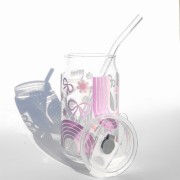 Szklanka 485 ml z plastikową szczelną pokrywką i słomką - fioletowa tęcza z kokardkami i kwiatkami, w tym samym kolorze - pocichutku.pl