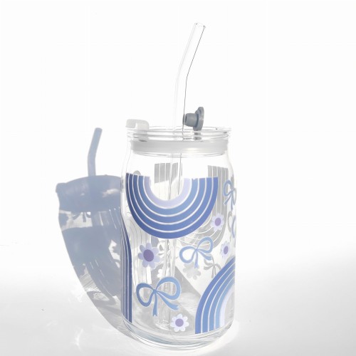 Szklanka 485 ml z plastikową szczelną pokrywką i słomką - granatowa tęcza z kokardkami i kwiatkami, w tym samym kolorze - pocichutku.pl