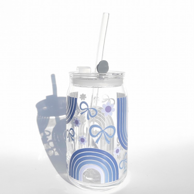 Szklanka 485 ml z plastikową szczelną pokrywką i słomką - granatowa tęcza z kokardkami i kwiatkami, w tym samym kolorze - pocichutku.pl