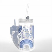 Szklanka 485 ml z plastikową szczelną pokrywką i słomką - granatowa tęcza z kokardkami i kwiatkami, w tym samym kolorze - pocichutku.pl