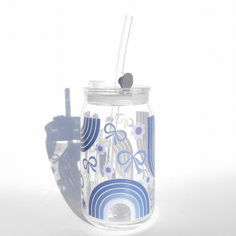 Szklanka 485 ml z plastikową szczelną pokrywką i słomką - granatowa tęcza z kokardkami i kwiatkami, w tym samym kolorze - pocichutku.pl
