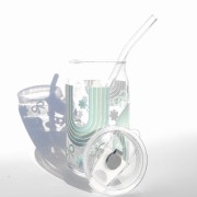 Szklanka 485 ml z plastikową szczelną pokrywką i słomką - miętowa tęcza z kokardkami i kwiatkami, w tym samym kolorze - pocichutku.pl