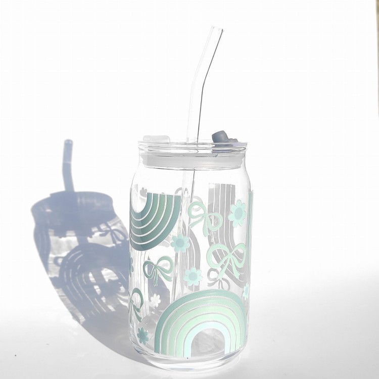 Szklanka 485 ml z plastikową szczelną pokrywką i słomką - miętowa tęcza z kokardkami i kwiatkami, w tym samym kolorze - pocichutku.pl