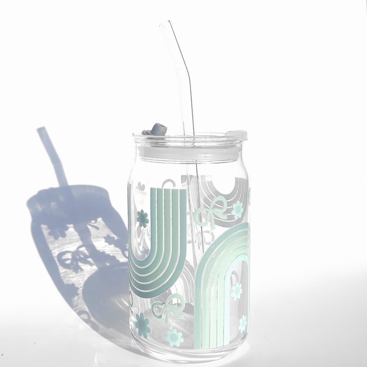 Szklanka 485 ml z plastikową szczelną pokrywką i słomką - miętowa tęcza z kokardkami i kwiatkami, w tym samym kolorze - pocichutku.pl