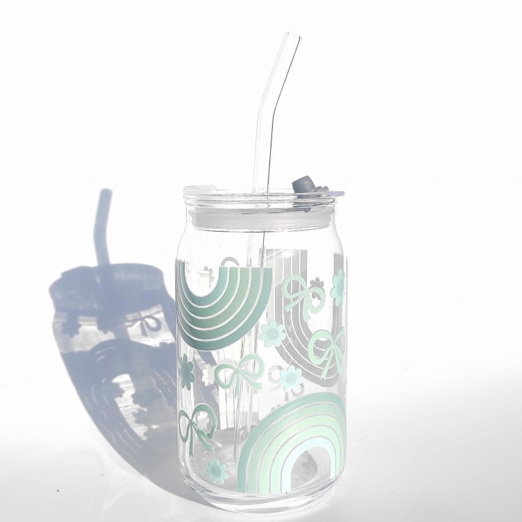 Szklanka 485 ml z plastikową szczelną pokrywką i słomką - miętowa tęcza z kokardkami i kwiatkami, w tym samym kolorze - pocichutku.pl