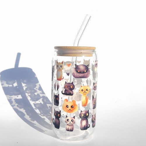 Szklanka 550 ml z bambusową pokrywką i słomką - koci gang z słodkimi kociakami kotkami różnej maści i w różnym umaszczeniu - pocichutku.pl