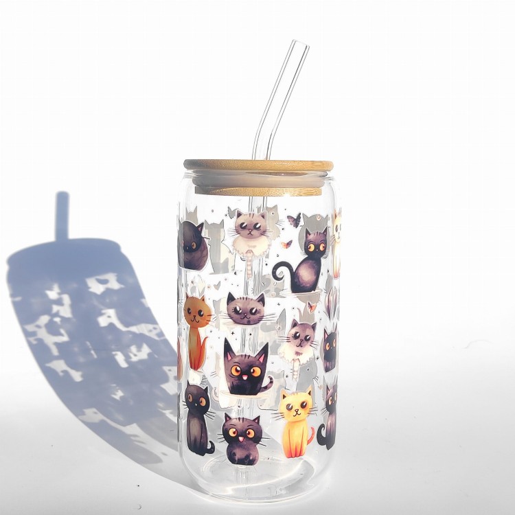 Szklanka 550 ml z bambusową pokrywką i słomką - koci gang z słodkimi kociakami kotkami różnej maści i w różnym umaszczeniu - pocichutku.pl