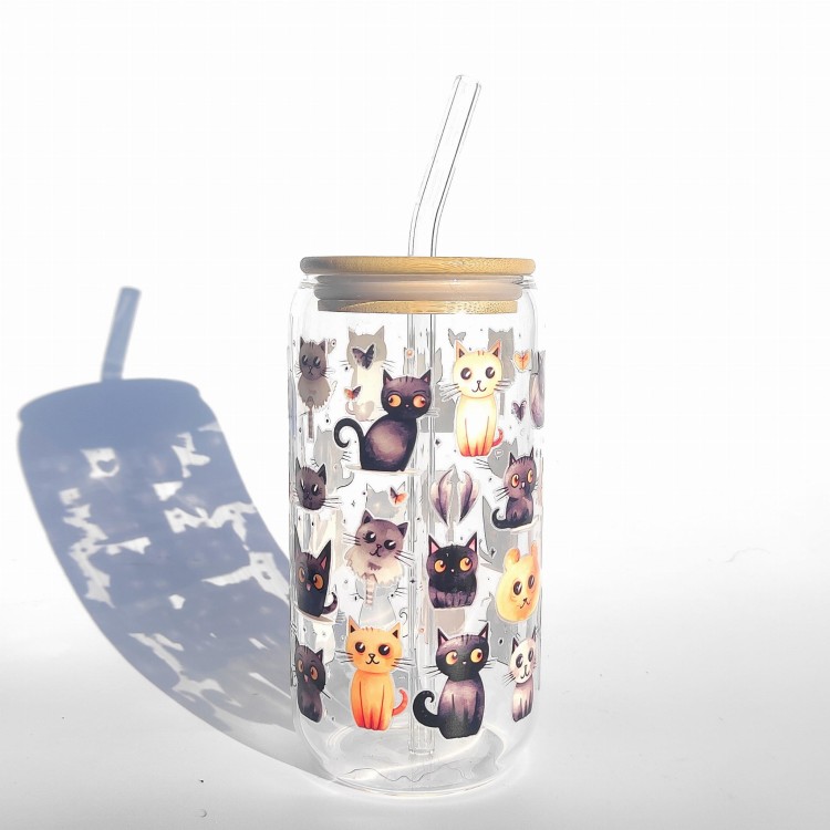 Szklanka 550 ml z bambusową pokrywką i słomką - koci gang z słodkimi kociakami kotkami różnej maści i w różnym umaszczeniu - pocichutku.pl