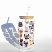 Szklanka 550 ml z bambusową pokrywką i słomką - koci gang z słodkimi kociakami kotkami różnej maści i w różnym umaszczeniu - pocichutku.pl