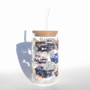 Szklany kubek 500 ml z bambusową pokrywką i szklaną słomką - samochody wyścigowe w różnych kolorach i stylach - pocichutku.pl