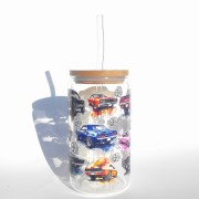 Szklany kubek 500 ml z bambusową pokrywką i szklaną słomką - samochody wyścigowe w różnych kolorach i stylach - pocichutku.pl