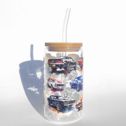 Szklany kubek 500 ml z bambusową pokrywką i szklaną słomką - samochody wyścigowe w różnych kolorach i stylach - pocichutku.pl