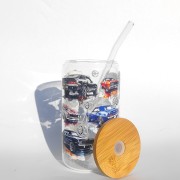 Szklany kubek 500 ml z bambusową pokrywką i szklaną słomką - samochody wyścigowe w różnych kolorach i stylach - pocichutku.pl
