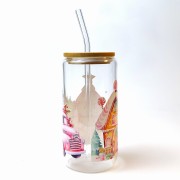 Szklanka 550 ml z bambusową pokrywką i słomką - różowa choinka, samochód, pierniczkowy domek - pocichutku.pl