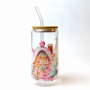 Szklanka 550 ml z bambusową pokrywką i słomką - różowa choinka, samochód, pierniczkowy domek - pocichutku.pl