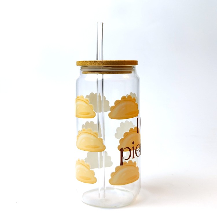 Szklanka 550 ml z bambusową pokrywką i szklaną słomką - kocham pierogi, z serduszkiem - pocichutku.pl