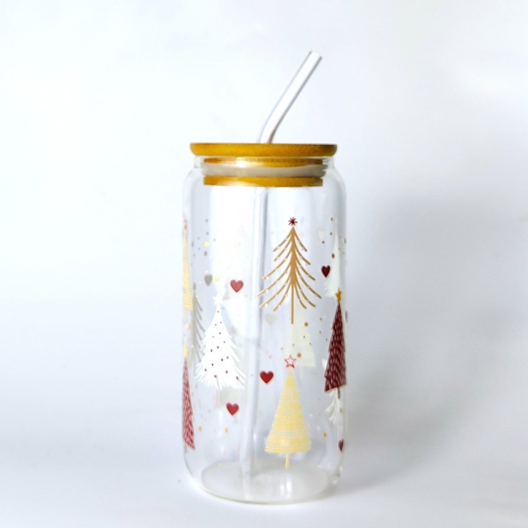 Szklanka 550 ml z bambusową pokrywką i słomką - złote i bordowe choinki, wersja minimalistyczna i elegancja - pocichutku.pl