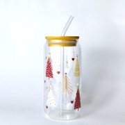 Szklanka 550 ml z bambusową pokrywką i słomką - złote i bordowe choinki, wersja minimalistyczna i elegancja - pocichutku.pl