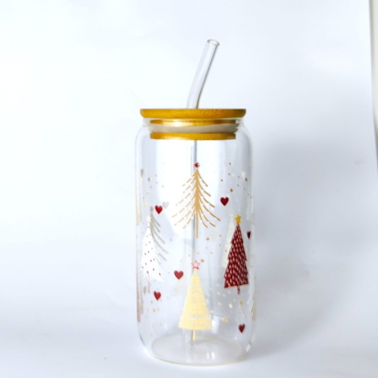 Szklanka 550 ml z bambusową pokrywką i słomką - złote i bordowe choinki, wersja minimalistyczna i elegancja - pocichutku.pl