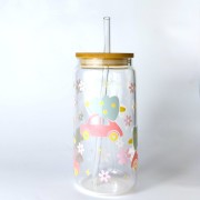Szklanka 550 ml z bambusową pokrywką i szklaną słomką - pastelowe kolory, różowe autka z choinką do dachu, śnieżynki wokół - pocichutku.pl