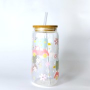 Szklanka 550 ml z bambusową pokrywką i szklaną słomką - pastelowe kolory, różowe autka z choinką do dachu, śnieżynki wokół - pocichutku.pl