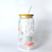 Szklanka 550 ml z bambusową pokrywką i szklaną słomką - pastelowe kolory, różowe autka z choinką do dachu, śnieżynki wokół - pocichutku.pl