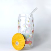 Szklanka 550 ml z bambusową pokrywką i szklaną słomką - pastelowe kolory, różowe autka z choinką do dachu, śnieżynki wokół - pocichutku.pl