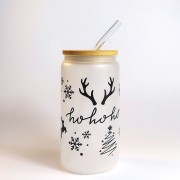 Szklanka z matowym szkłem 550 ml - Czarny napis ho ho ho, pozostałe elementy typu sanki, poroże, śnieżynki, kontur choinki zachowane w minimalistycznej, czarnej kolorystyce - pocichutku.pl