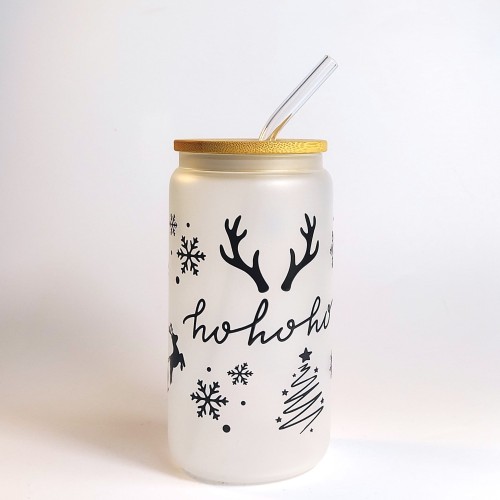 Szklanka z matowym szkłem 550 ml - Czarny napis ho ho ho, pozostałe elementy typu sanki, poroże, śnieżynki, kontur choinki zachowane w minimalistycznej, czarnej kolorystyce - pocichutku.pl