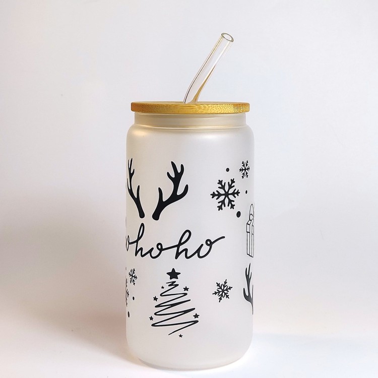 Szklanka z matowym szkłem 550 ml - Czarny napis ho ho ho, pozostałe elementy typu sanki, poroże, śnieżynki, kontur choinki zachowane w minimalistycznej, czarnej kolorystyce - pocichutku.pl